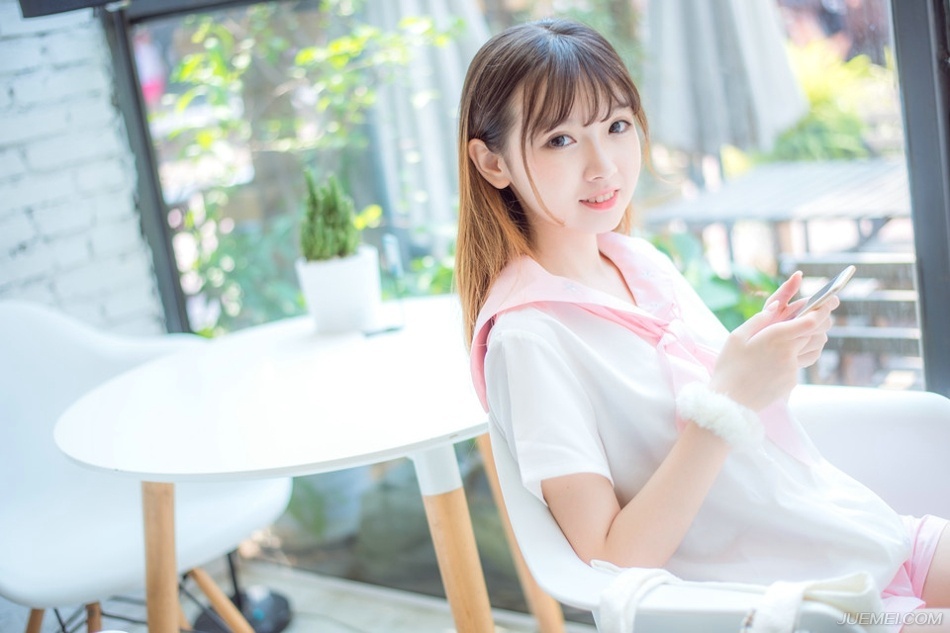 “夫君当以国事为重，妾身怎敢相怪？夫君且先休息，妾身先告退了。”美妇微笑着摇头道。